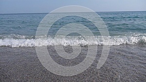 奥塞恩海岸平静海浪的录像视频的预览图
