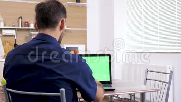 男人在笔记本电脑上打字带有绿色屏幕色度模拟视频的预览图