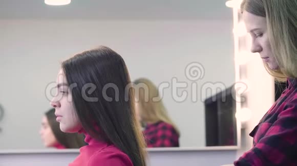 在发廊做美容的女人视频的预览图