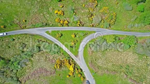 苏格兰高地单轨道和岔路口的鸟瞰图视频的预览图