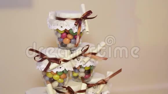 为参加婚礼的客人准备的玻璃瓶中的五彩糖果视频的预览图