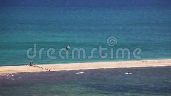 在蓝色海面上风筝冲浪视频的预览图