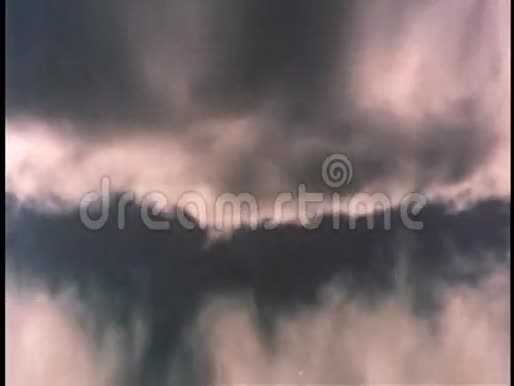 云天倒映在水中视频的预览图