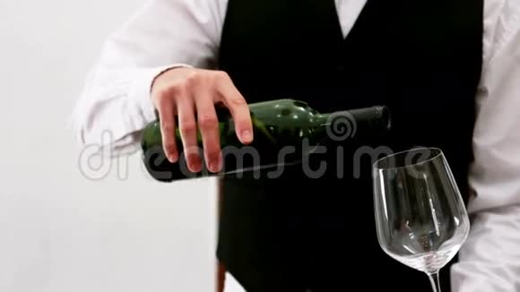 中档服务员将红酒倒入柜台的酒杯中视频的预览图