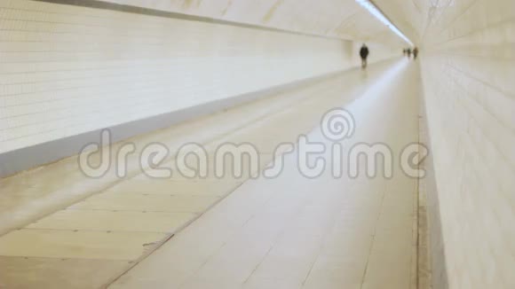 远处的人在隧道里行走视频的预览图