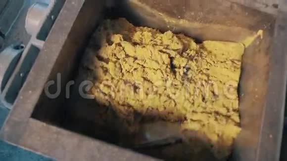 工业机器内部的扭曲叶片研磨黄动砂质量视频的预览图