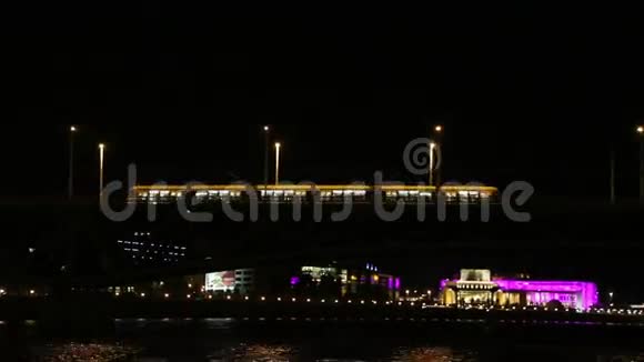 电车经过多瑙河上的桥布达佩斯视频的预览图