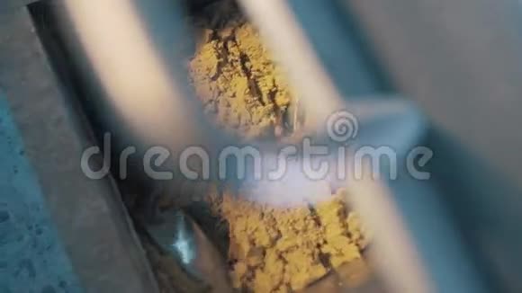 工业机器内的旋转叶片混合黄动沙团视频的预览图