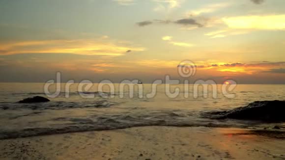 晚上在热带岛屿海岸的小船散步从底部看船在公海日落地平线上视频的预览图