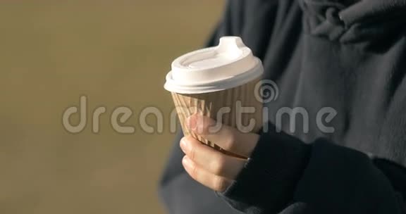 女孩在外面喝热咖啡茶视频的预览图