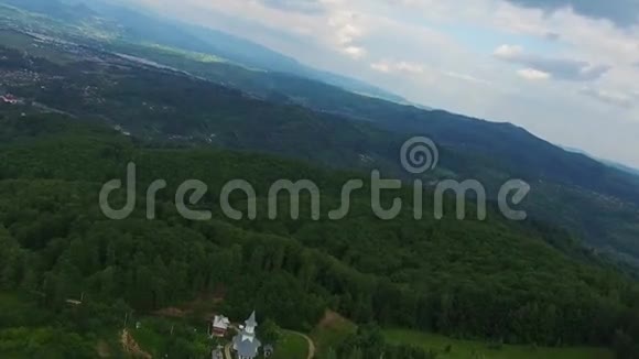 绿色山顶基督教堂空中飞行视频的预览图