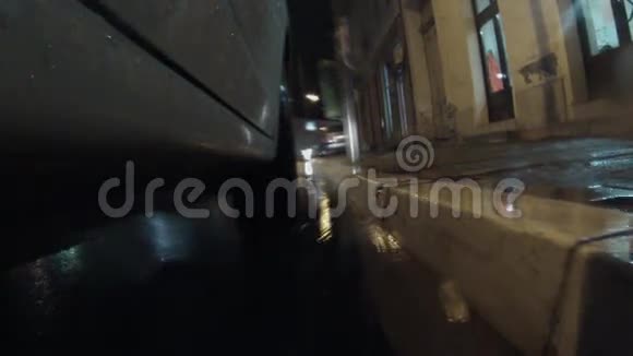 汽车驾驶多雨的城市街道视频的预览图