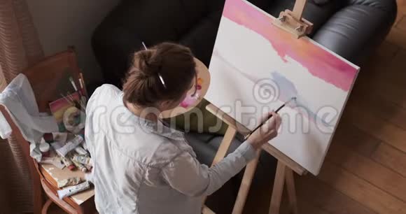 女人在画布上混合水彩和绘画视频的预览图