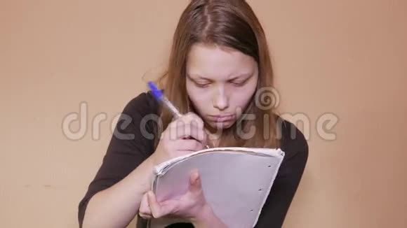 为考试工作或准备的精疲力竭的年轻妇女的特写视频的预览图