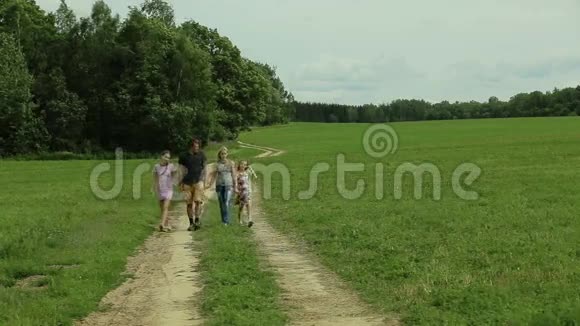 幸福的家庭漫步乡间小路视频的预览图