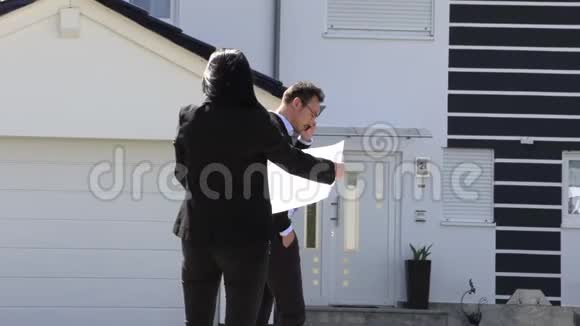 一位房地产经纪人展示了客户住房计划视频的预览图
