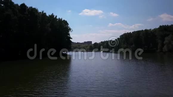 在一个湖中用一个唤醒器发射的索道视频的预览图