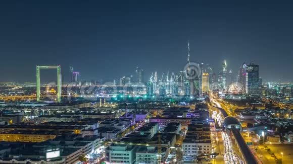 迪拜的天际线美丽的市中心灯和谢赫扎耶德的道路交通夜晚迪拜联合阿拉伯视频的预览图