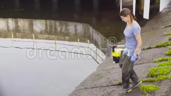 生态学家在城市河流中采集水样视频的预览图