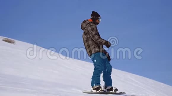 男子滑雪板骑行视频的预览图