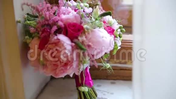 窗台上美丽的花束窗台上放着美丽的粉色和白色的花束视频的预览图