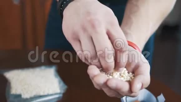 糖果男手装饰松饼与米泡芙球视频的预览图