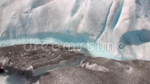 在雪山和南极洲冰川中的河流的动力水视频的预览图
