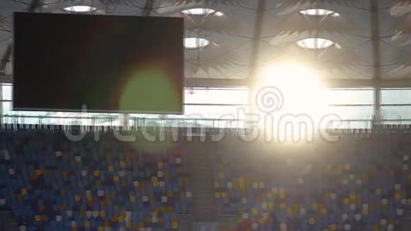 坐在体育场全景上的太阳视频的预览图