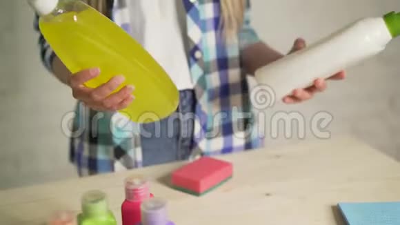 漂亮的小女孩打扫她的房子视频的预览图