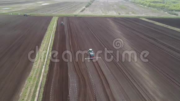 农用地上的拖拉机是用化肥耕种的视频的预览图