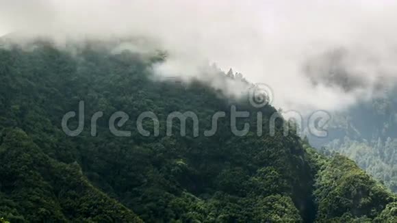 山的轮廓与移动的雾时间流逝视频的预览图