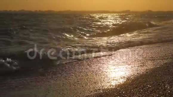 海浪克里米亚海晴朗天气下的高浪暴风雨警报干净的海滩沙滩和贝壳视频的预览图