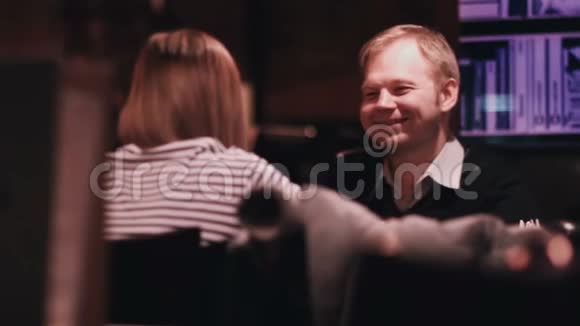 男人和一个女孩坐在咖啡馆的特写镜头里视频的预览图