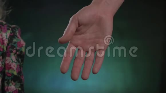 小女孩的手臂花型衣服抓住男性的手指视频的预览图