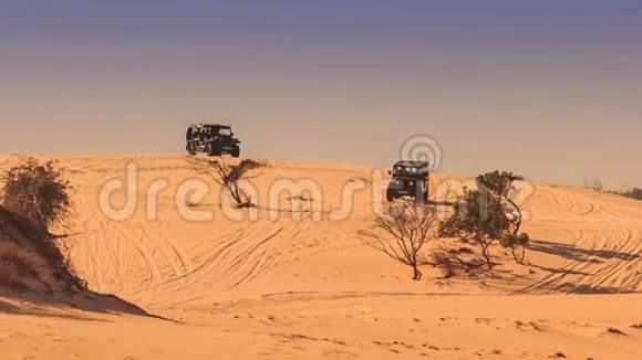 吉普车在白沙沙丘中进行沙拖视频的预览图