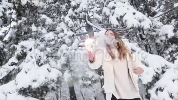 在白雪皑皑的森林中闪耀的女孩视频的预览图