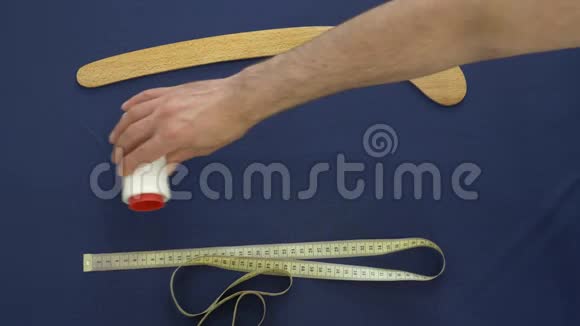 平躺着彩色织物剪刀卷曲按钮螺纹是可见的视频的预览图