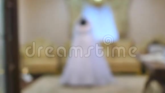 酒店房间里的婚纱模特视频的预览图