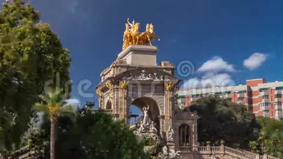 西班牙巴塞罗那市Ciutadella公园瀑布时间超移的极光黄金雕像视频的预览图