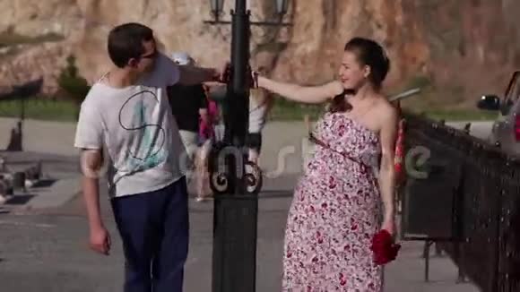 夏天在大街上热吻的海普斯特漂亮情侣视频的预览图