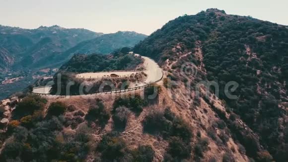 电影空中全景视频从直升机上看到马里布的山脉山路常走视频的预览图