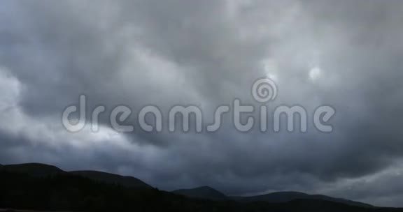 苏格兰山上乌云密布视频的预览图