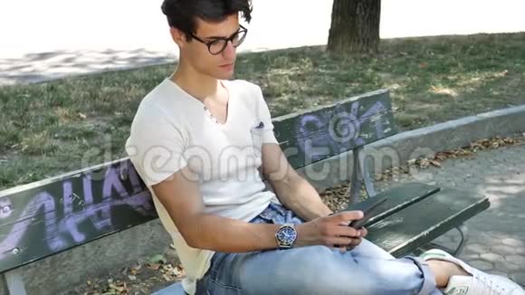 城市公园的年轻人使用电子书阅读器视频的预览图