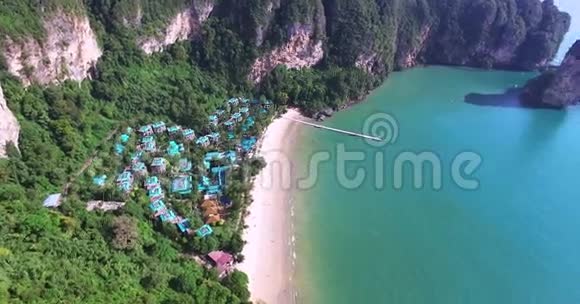 空中景色飞越迷人的酒店房屋朝向美丽的青山和白色沙滩克拉比岛视频的预览图