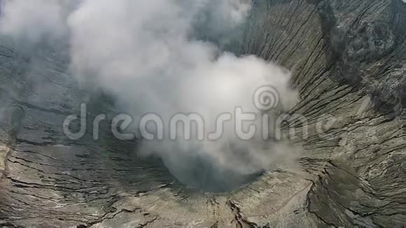 印度尼西亚东爪哇的Bromovalno火山口空中景观视频的预览图
