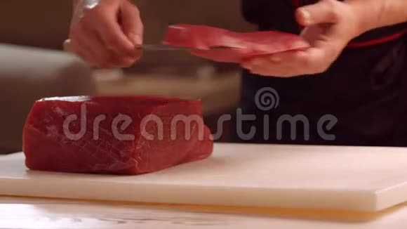 手拿刀割肉视频的预览图
