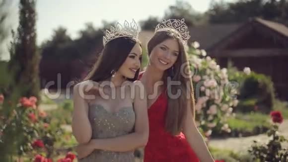 两个穿着长袍戴皇冠的年轻女性视频的预览图