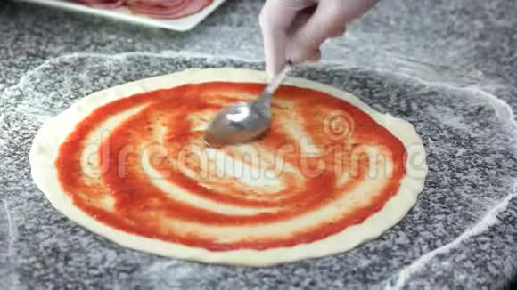 薄披萨皮番茄酱视频的预览图