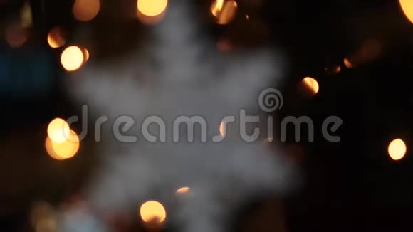 圣诞树装饰雪花暗背景视频的预览图
