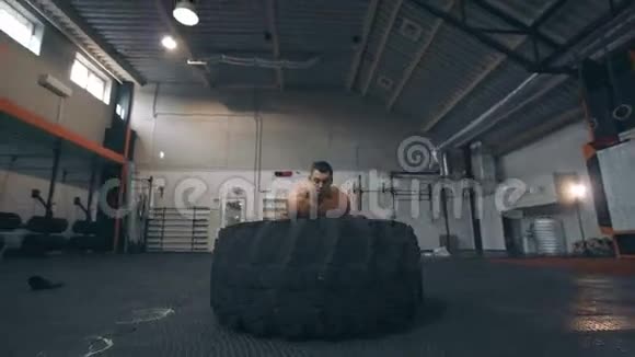 肌肉发达的人做交叉健身运动视频的预览图